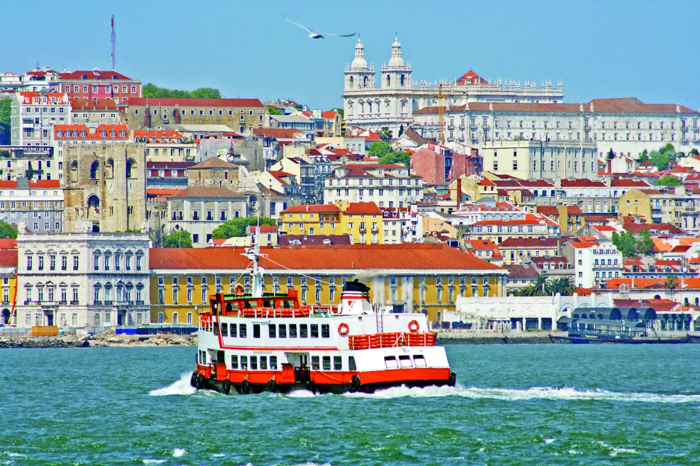 Roteiro Privado por Lisboa: Mouraria, Fado & Almoço no Tejo
