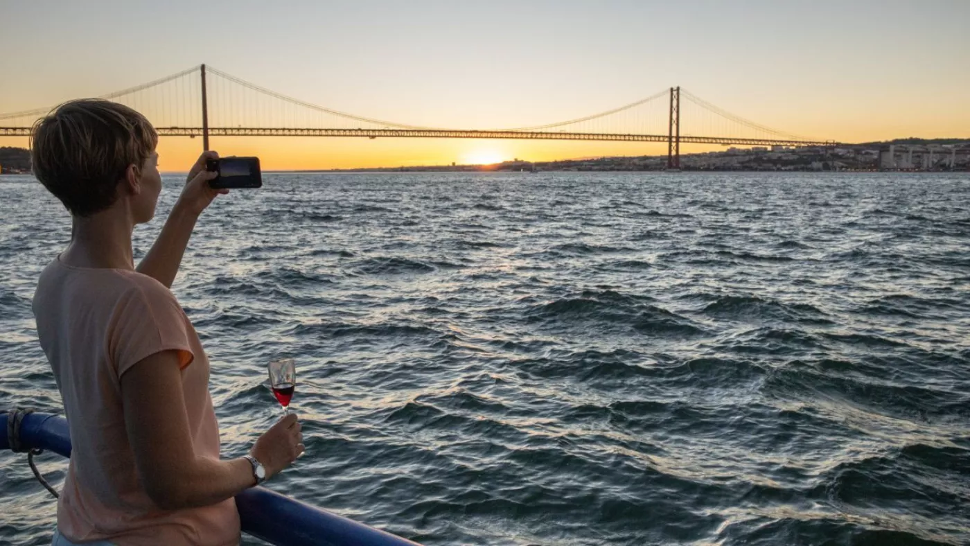 Cruzeiro ao Pôr-do-Sol no Tejo: Vela Privada em Lisboa