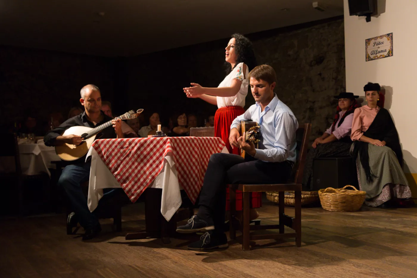 Tarde de Fado em Alfama, com Jantar e Vinho