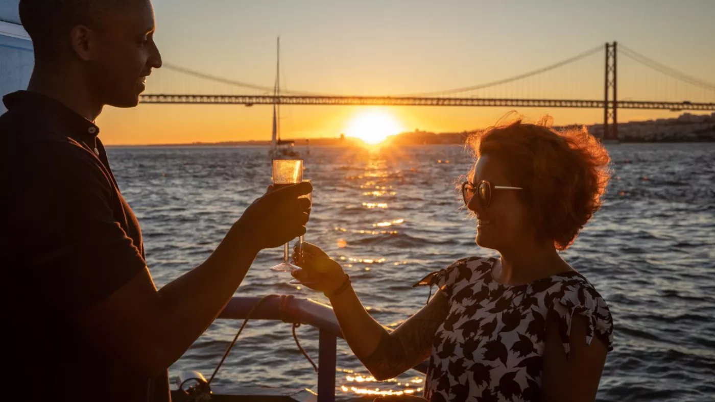 Cruzeiro ao Pôr-do-Sol no Tejo: Vela Privada em Lisboa - 4