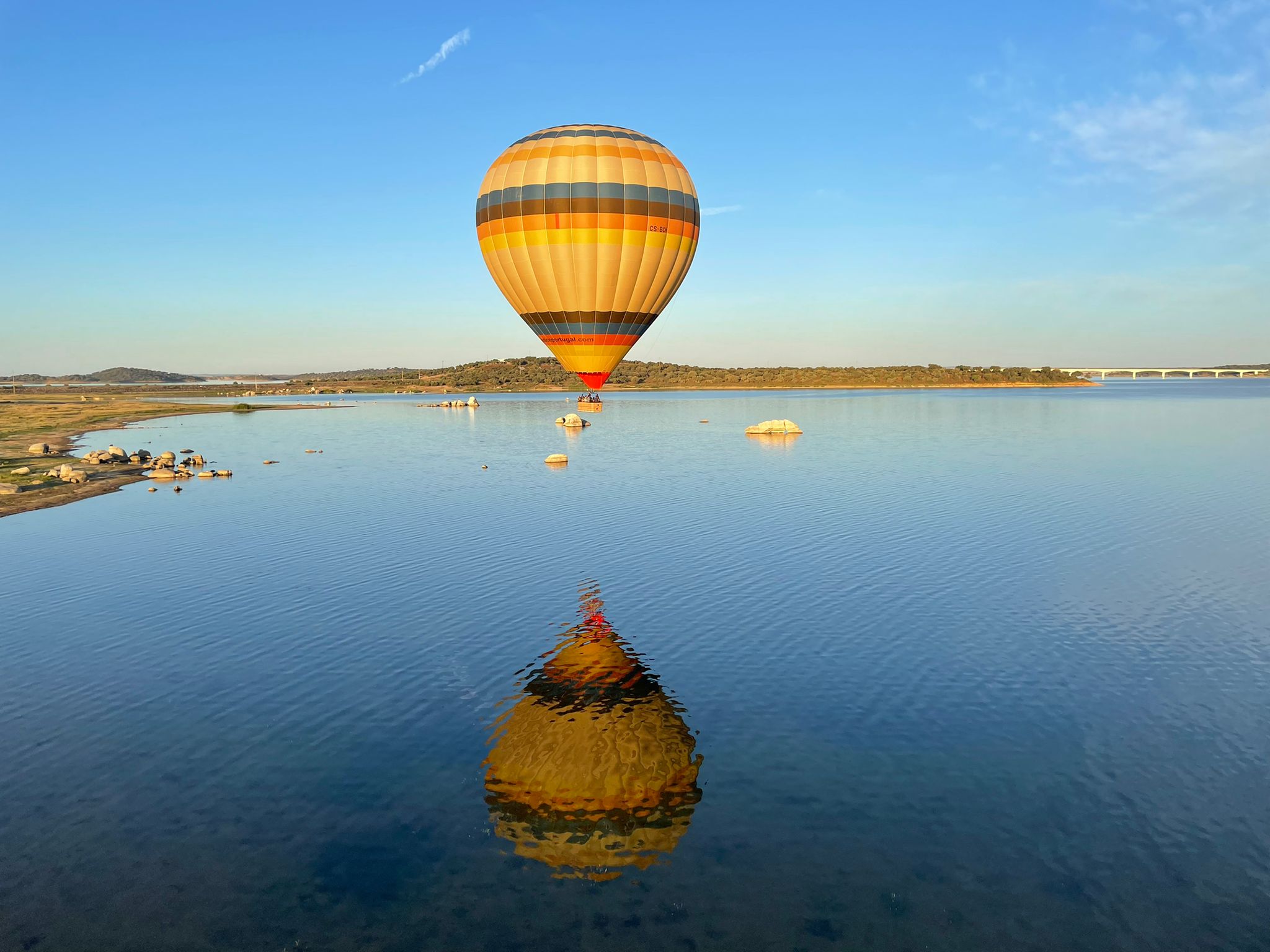Passeio de balão de ar quente pelo Alentejo e aproveite as vistas do nascer do sol para uma experiência inesquecível